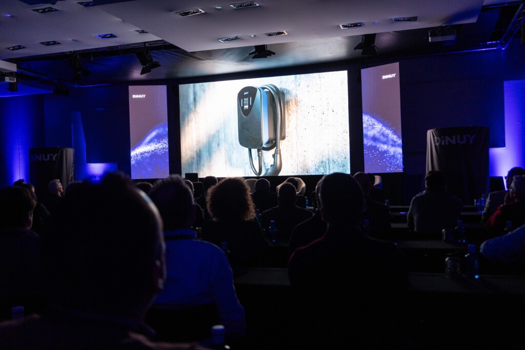 DINUY entra en movilidad eléctrica con una nueva gama de cargadores con integración KNX y conectividad completa.