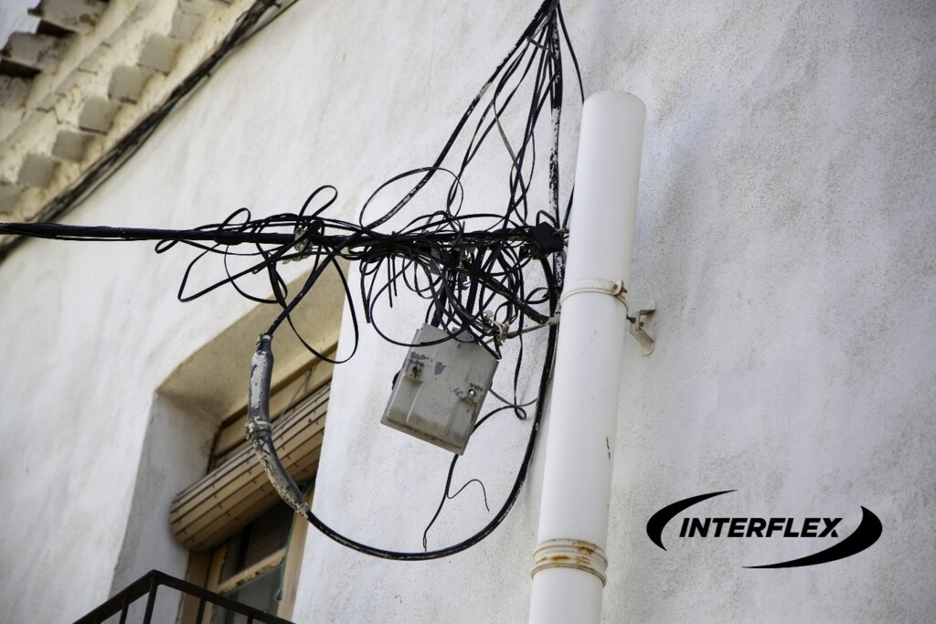 ¿Cómo proteger un cable de la intemperie? Métodos, riesgos y precauciones en instalaciones exteriores.