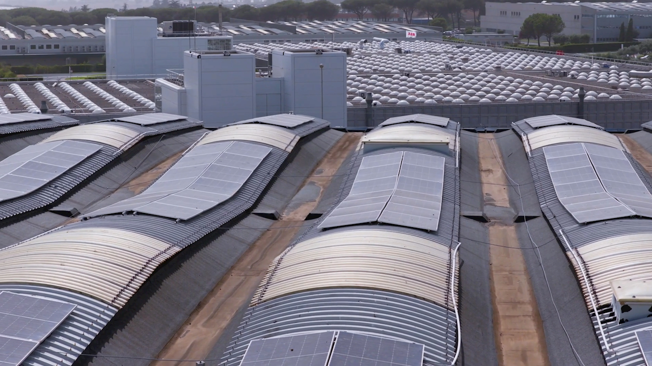 La planta de ABB en Santa Palomba alcanza los 100 millones de dispositivos de protección y reduce sus emisiones.