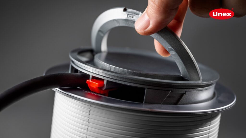 Nueva tapa registrable para Cajas de suelo 52: conexión puntual de servicios con acabado inox.
