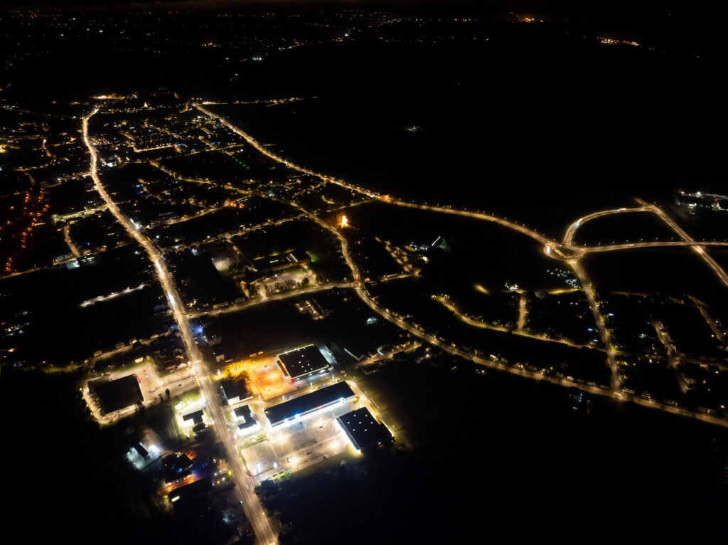 LEDVANCE impulsa el alumbrado público “smart”: luminarias LED preparadas para gestión centralizada y sensores IoT.