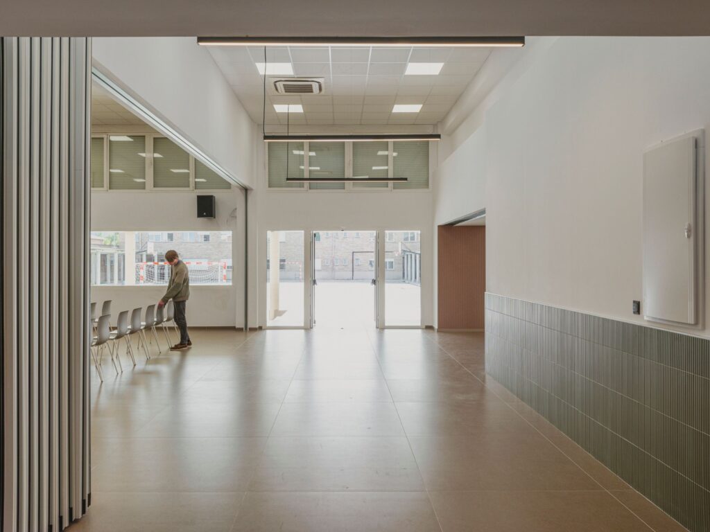 Simon integra iluminación lineal y conectividad para crear oficinas más funcionales, eficientes y confortables.